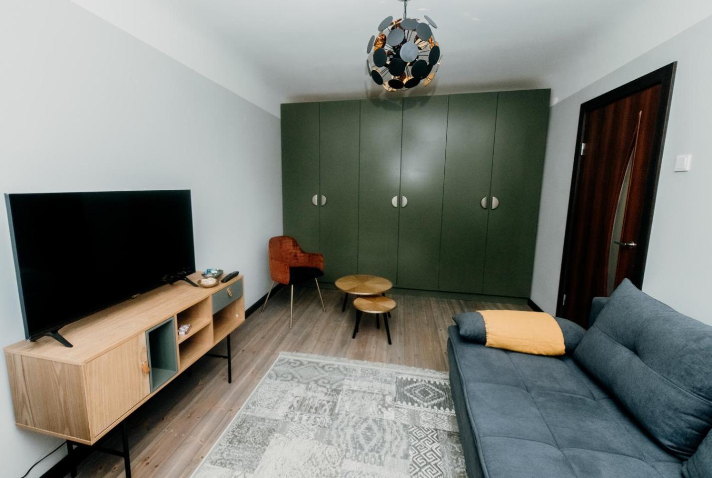 Cozy In Center *